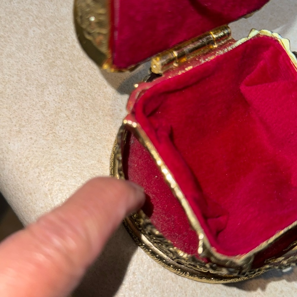 Vintage Gold Tone Crown music/trinket box - Picture 9 of 13